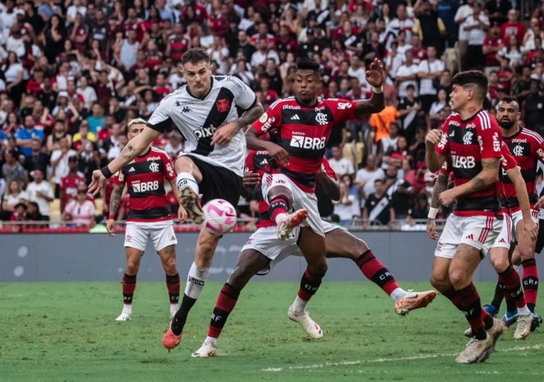 Imagem de equipes do Flamengo e Vasco