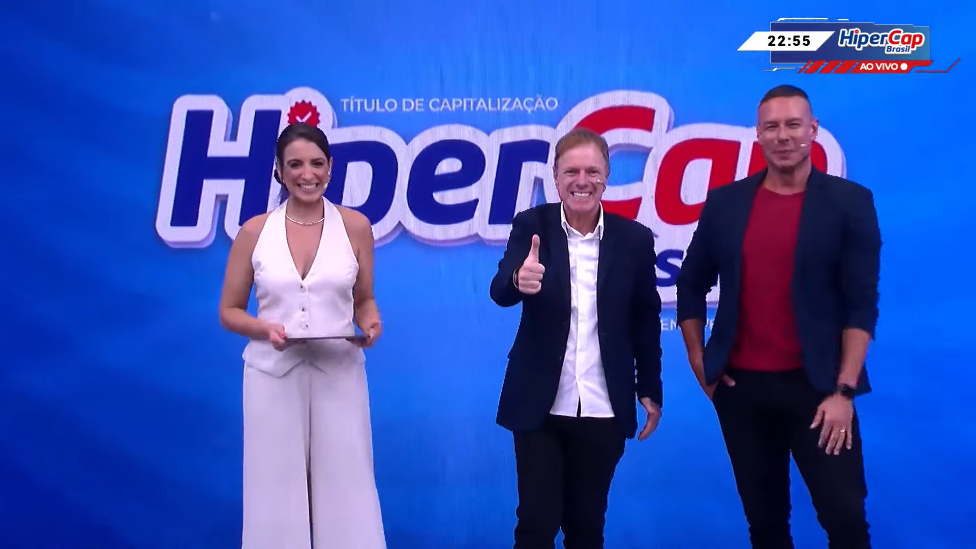 Foto de Juliana Ramos, Ciro Bottini e Colemar Júnior no estúdio do HiperCap Brasil