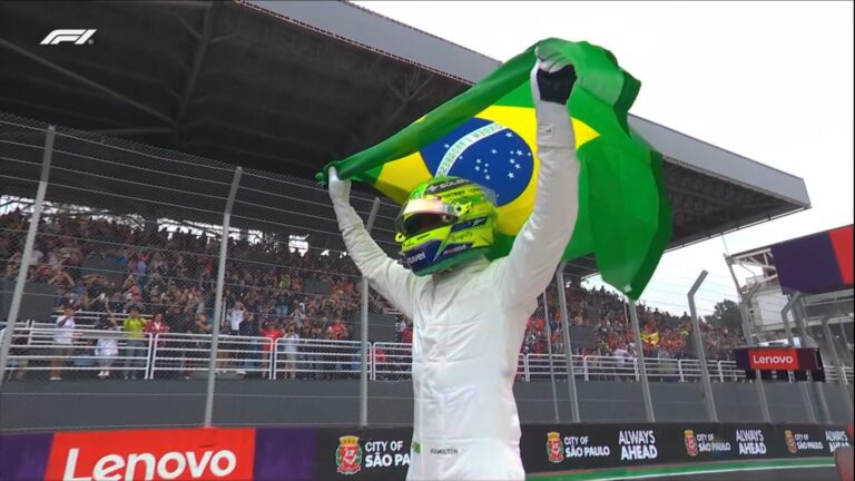 Foto de Lewis Hamilton homenageando Ayrton Senna na Fórmula 1