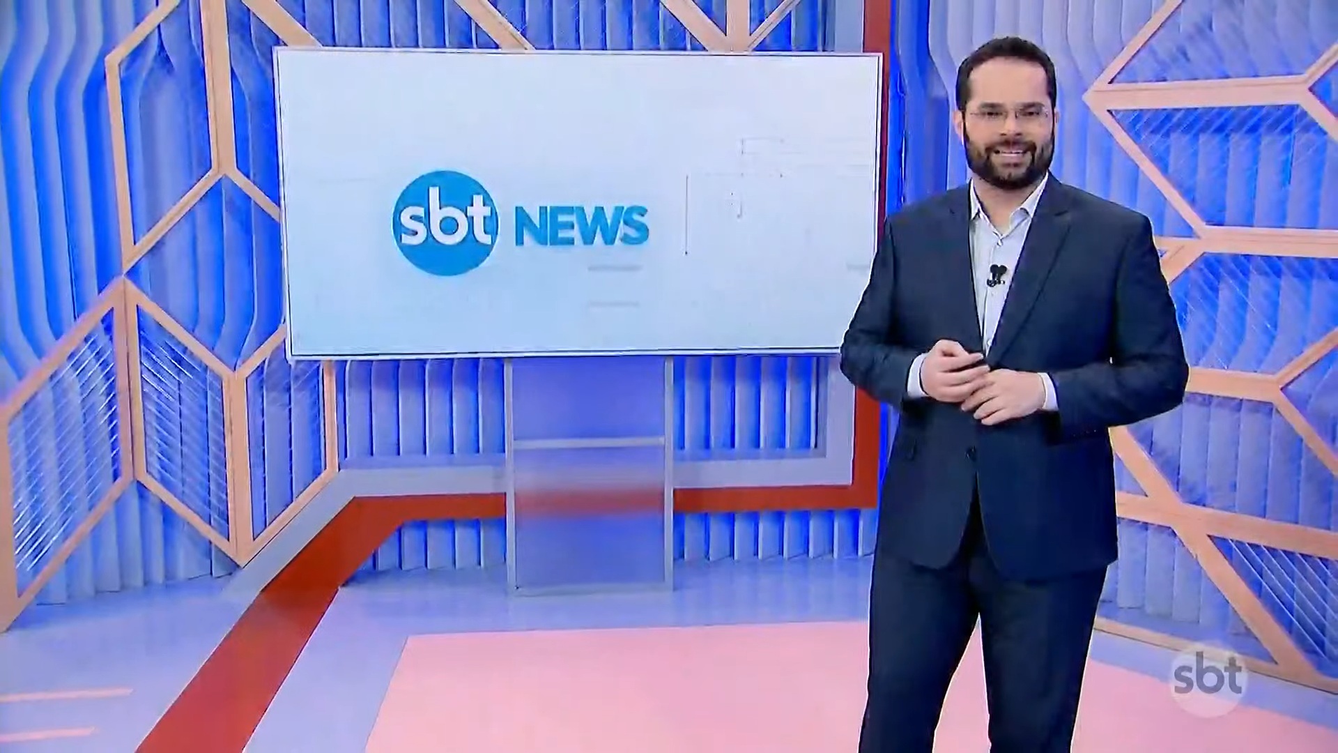 Foto de Marcelo Casagrande no estúdio do telejornal SBT News na TV