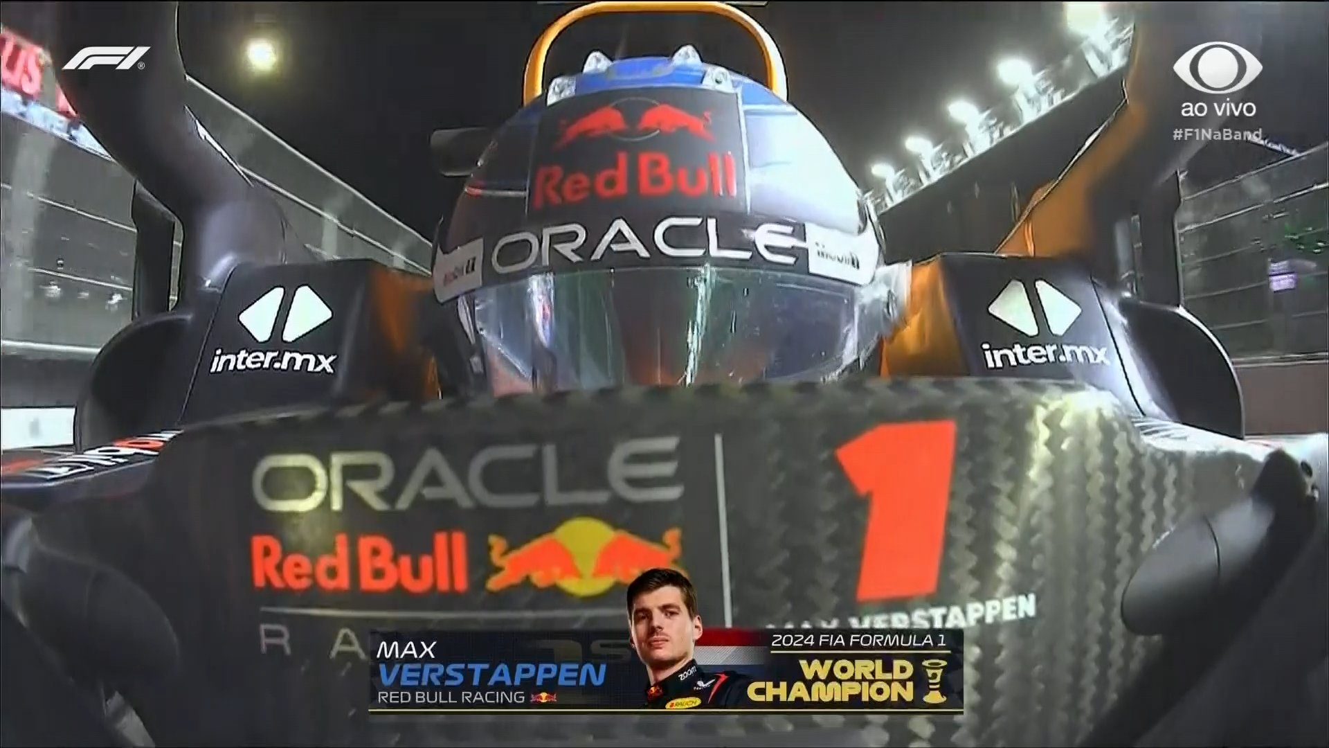 Foto de Max Verstappen sendo campeão da Fórmula 1