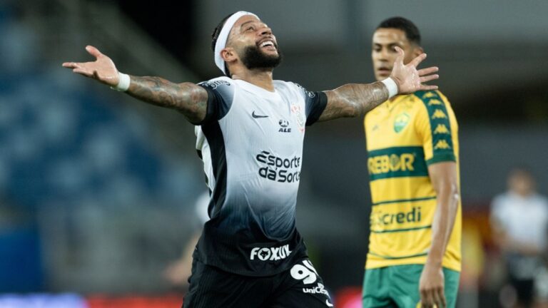 Foto de jogador do Corinthians comemorando de braços abertos e jogador de outro time no fundo; Premiere ainda exibe jogos do Corinthians