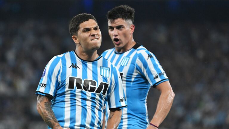 Foto do time do Racing em partida exibida pelo SBT