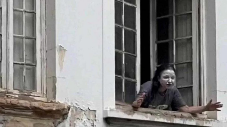 Foto de a mulher da casa abandonada