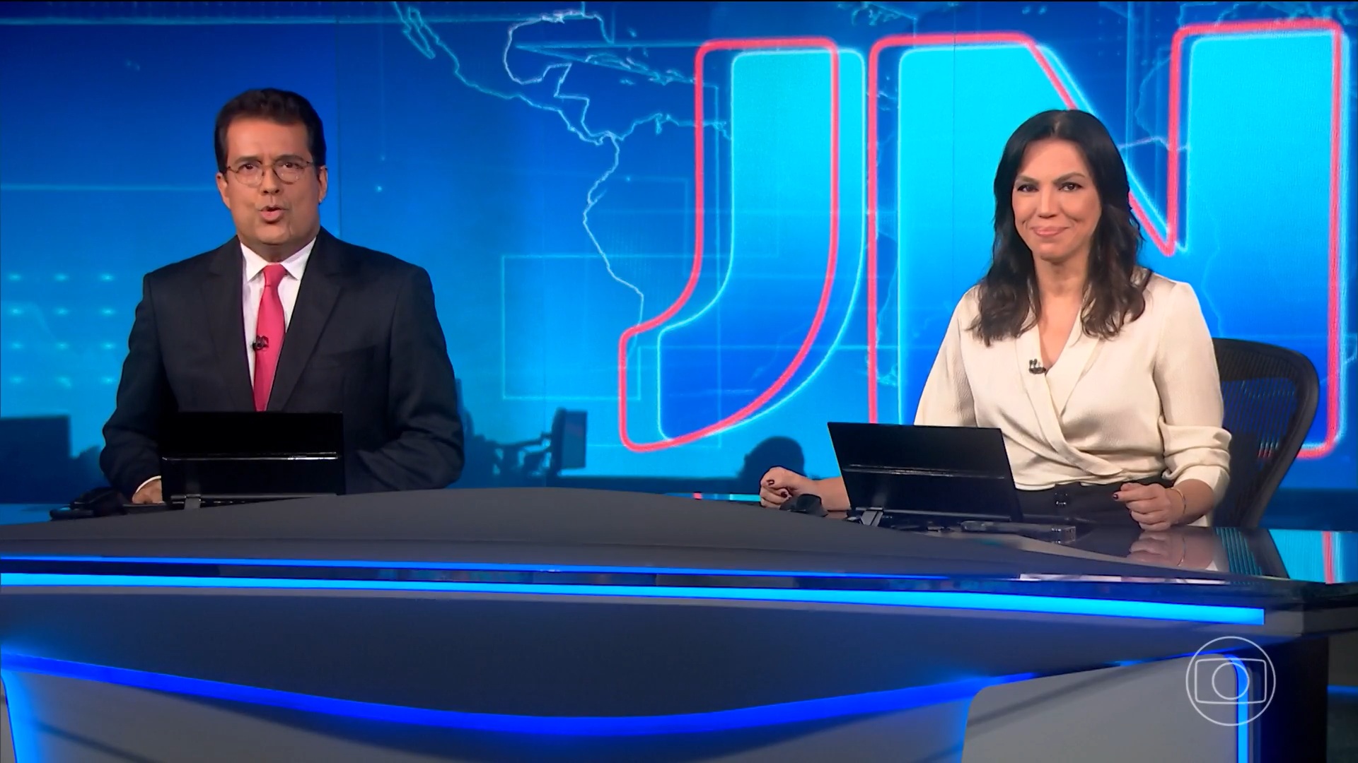 Foto de André Trigueiro e Ana Paula Araújo na bancada do Jornal Nacional