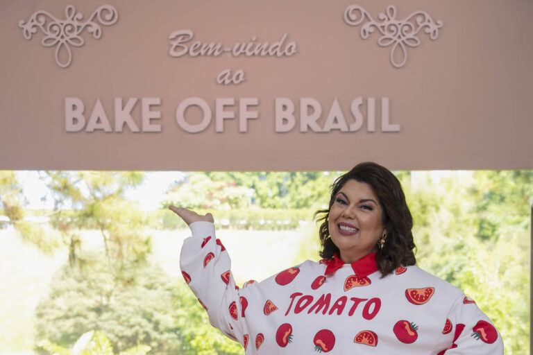 Foto de Fabiana Karla no comando do programa Bake Off, que ela apresenta no SBT