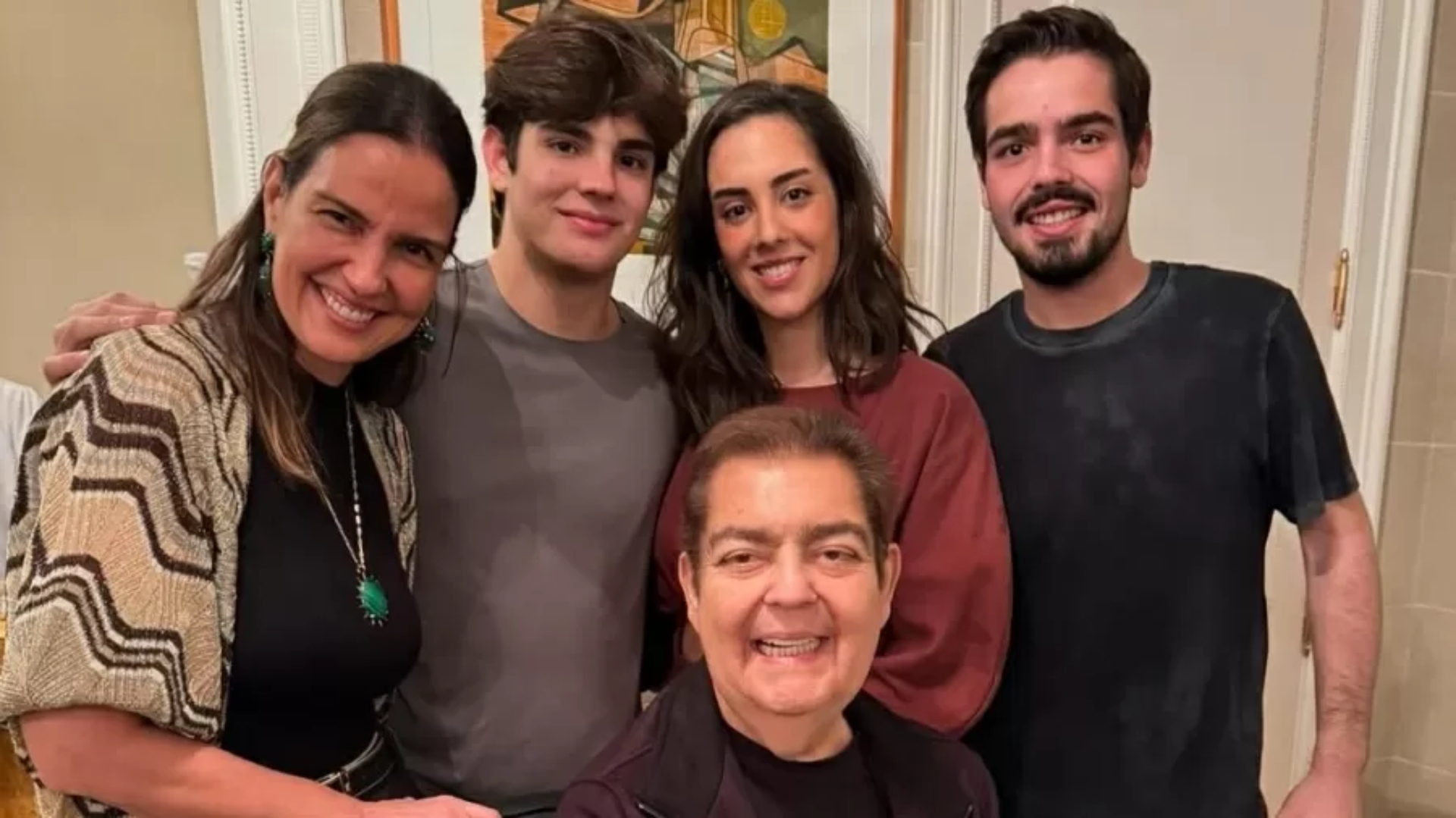 Foto de Faustão ao lado da família