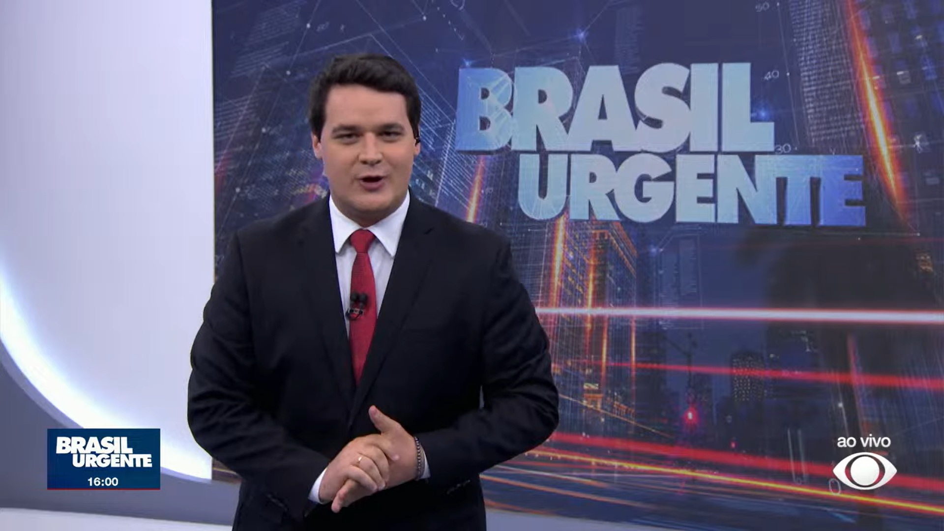 Foto de Felipe Garraffa apresentando o Brasil Urgente