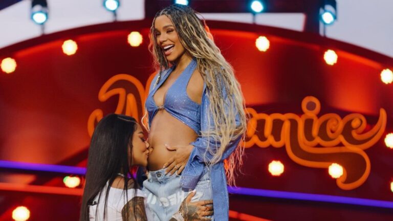 Foto de Ludmilla beijando barriga de Brunna Gonçalves