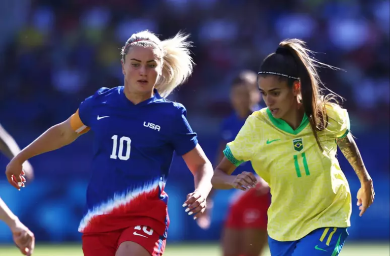 Foto de partida entre Estados Unidos e Brasil no futebol feminino