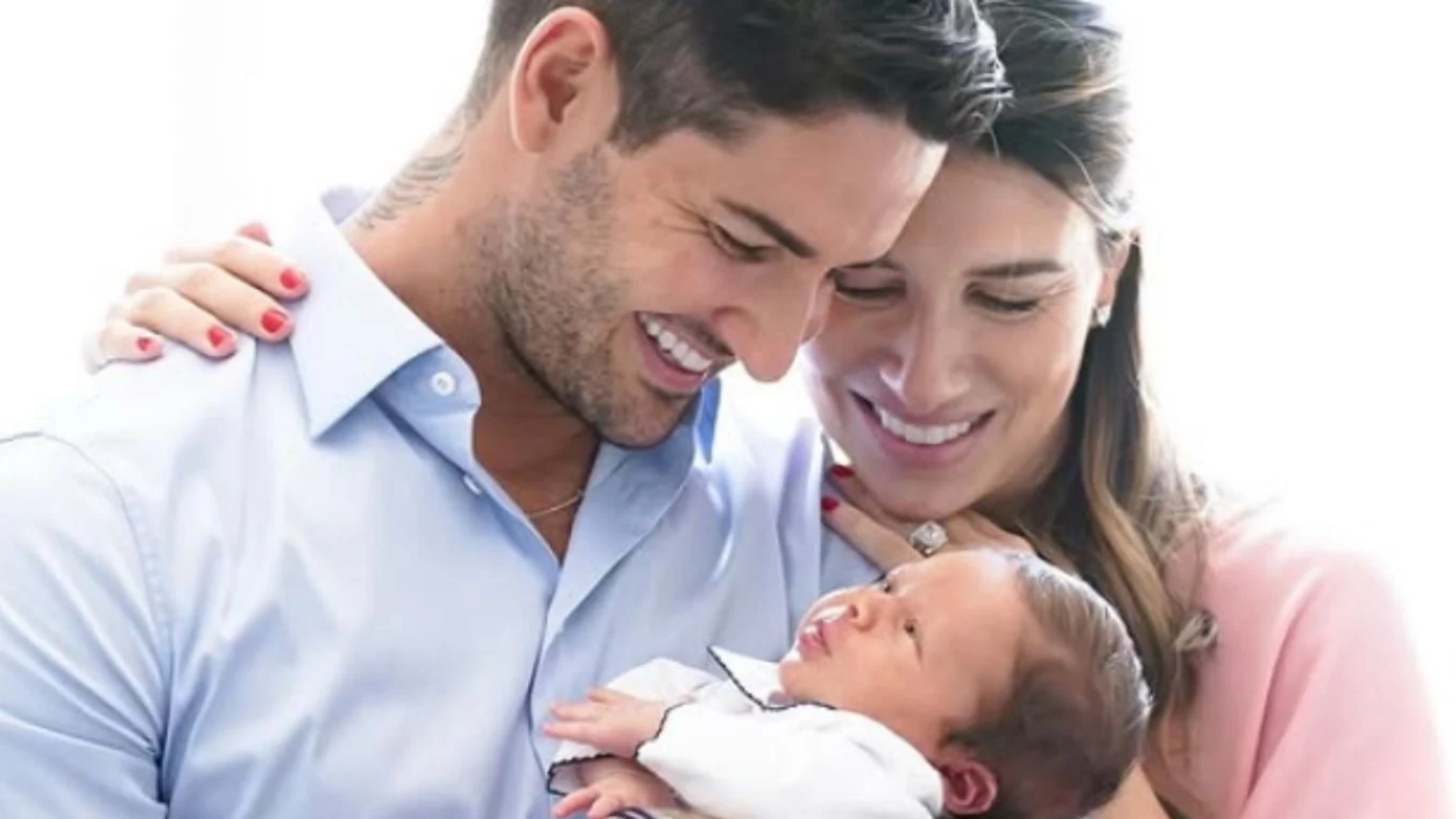 Foto de Rebeca Abravanel e Alexandre Pato segurando o filho, Benjamin 