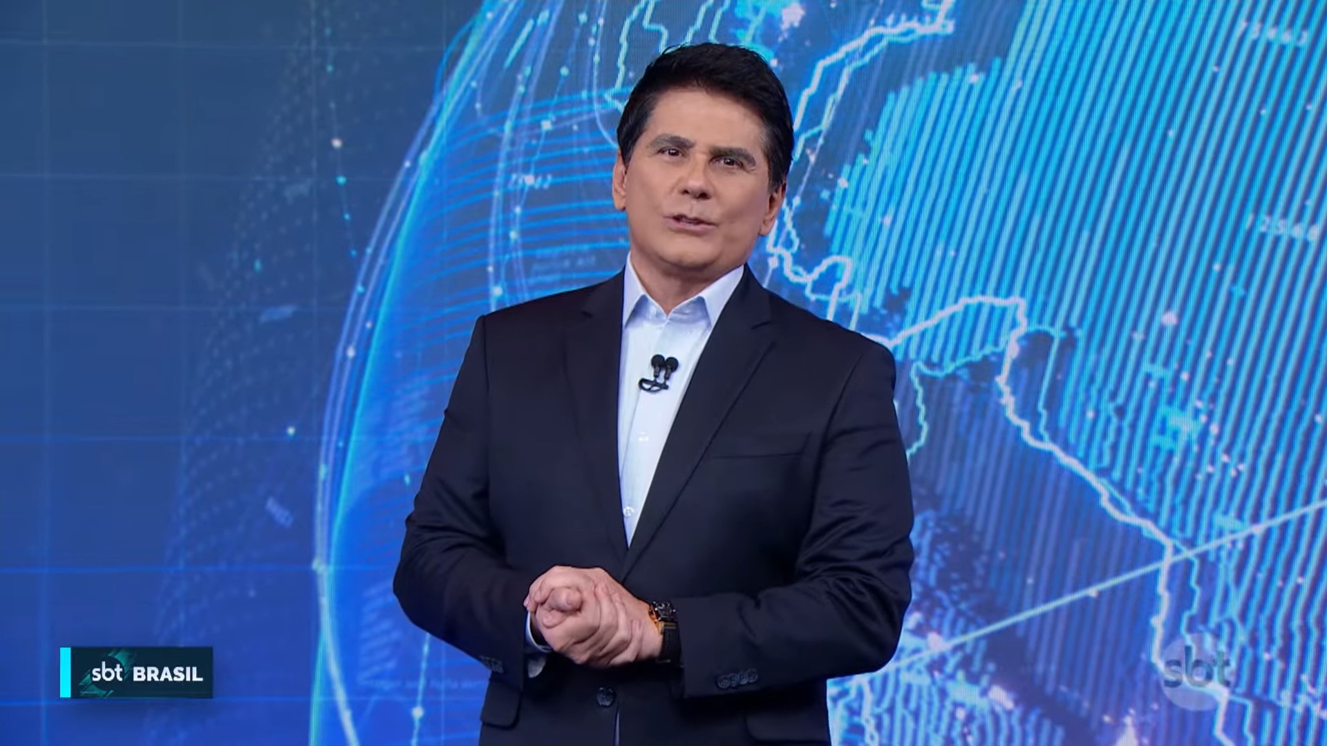 Foto de César Filho apresentando o telejornal SBT Brasil