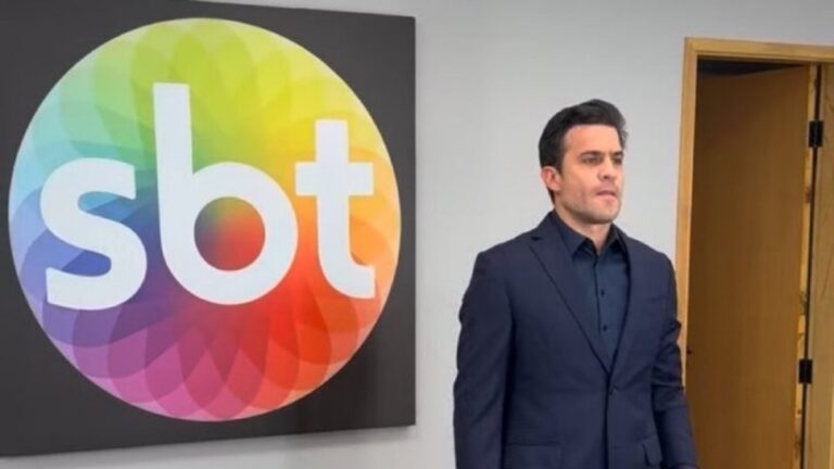 Foto de Pablo Marçal com logo do SBT ao fundo