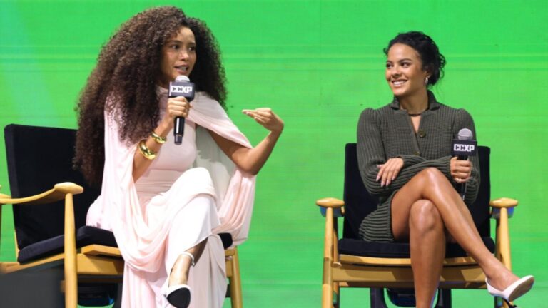 Foto de Taís Araujo e Bella Campos em painel de Vale Tudo