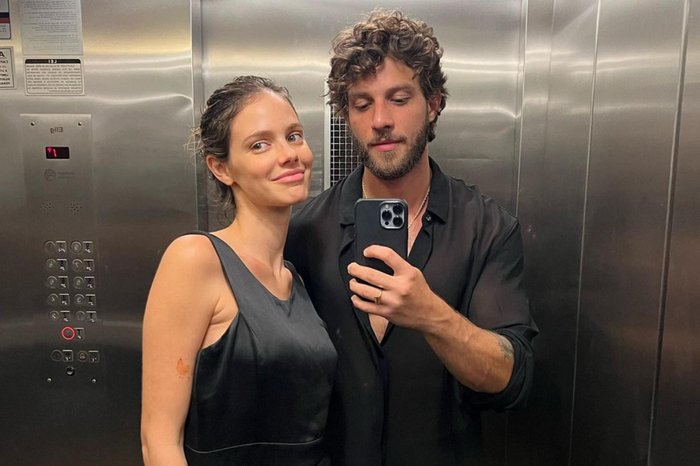 Foto de Chay Suede e Laura Neiva