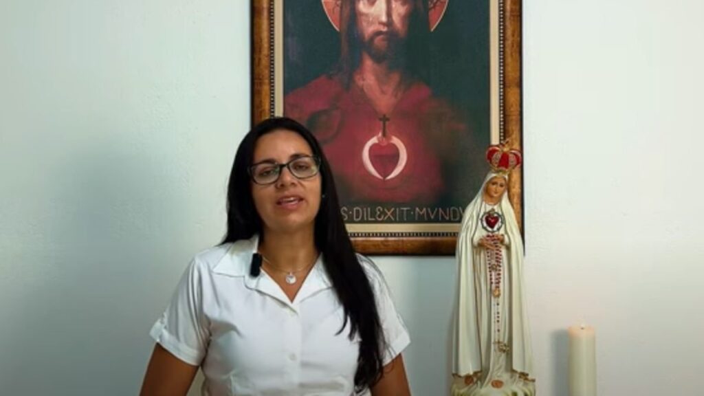 Foto da Grávida de Taubaté recentemente em frente a imagens religiosas cristãs