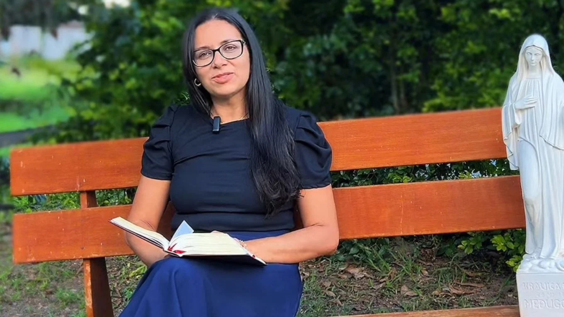 Foto recente de Maria Verônica, a Grávida de Taubaté, segurando Bíblia