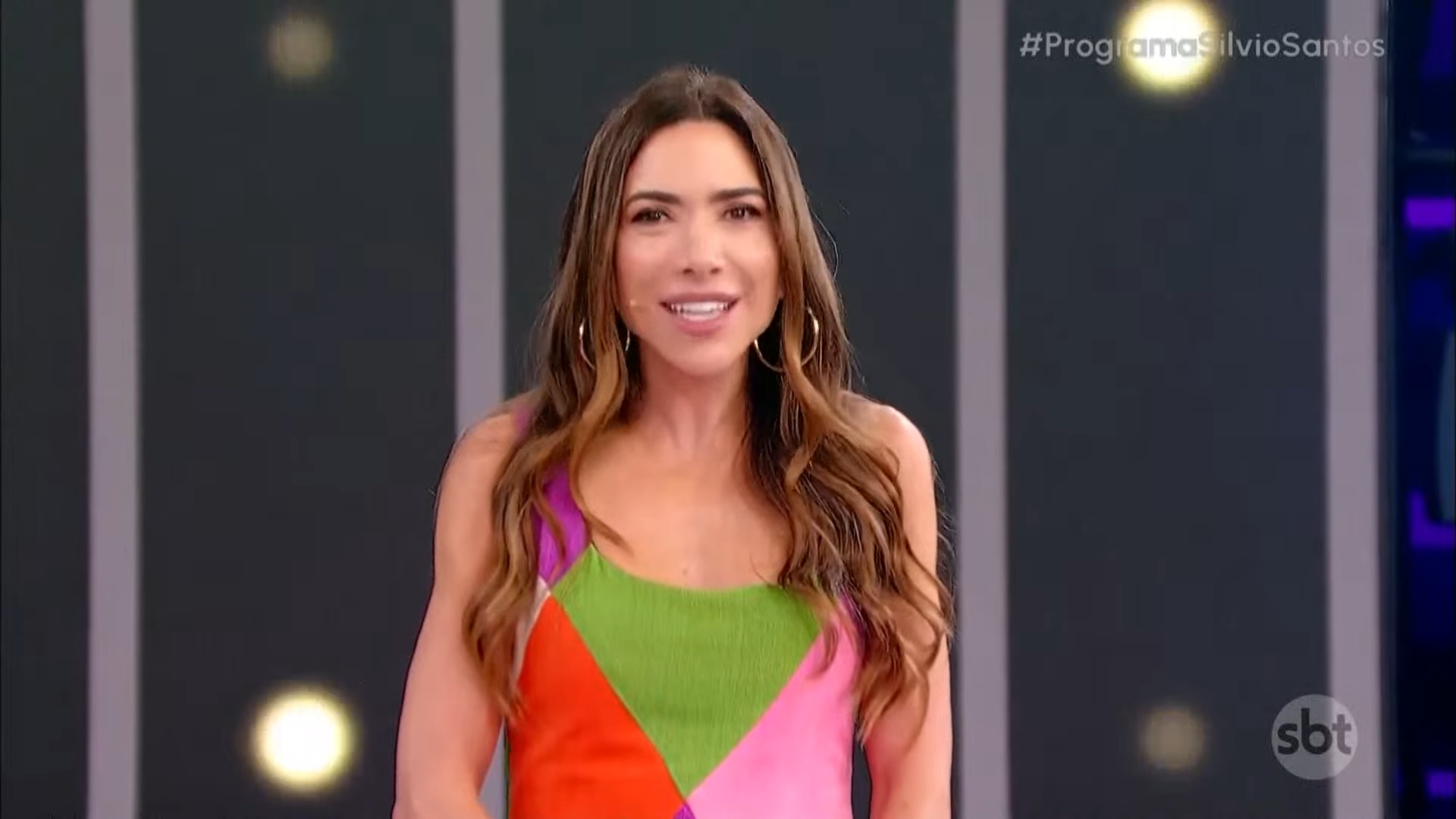 Foto da apresentadora Patricia Abravanel no estúdio do Programa Silvio Santos