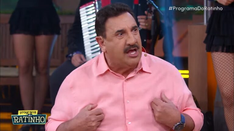 Foto do apresentador Ratinho em seu programa no SBT