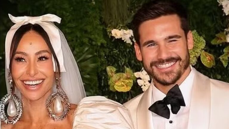 Foto de Sabrina Sato e Nicolas Prattes em casamento