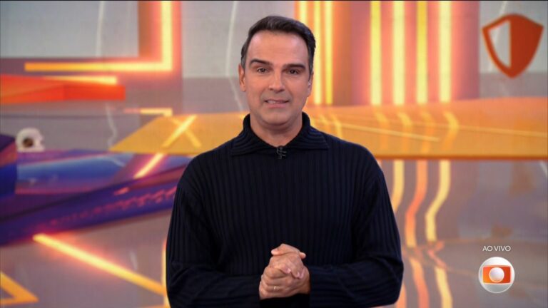 Foto do apresentador Tadeu Schmidt na estreia do BBB 25