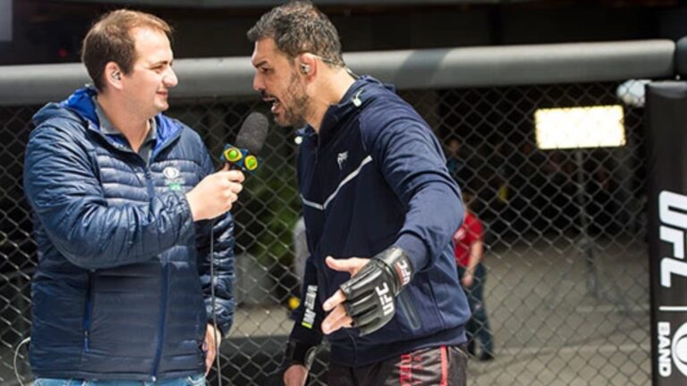 Foto de repórter da Band entrevistando lutador do UFC