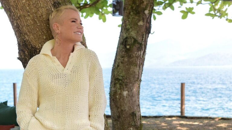 Foto de Xuxa em frente ao mar