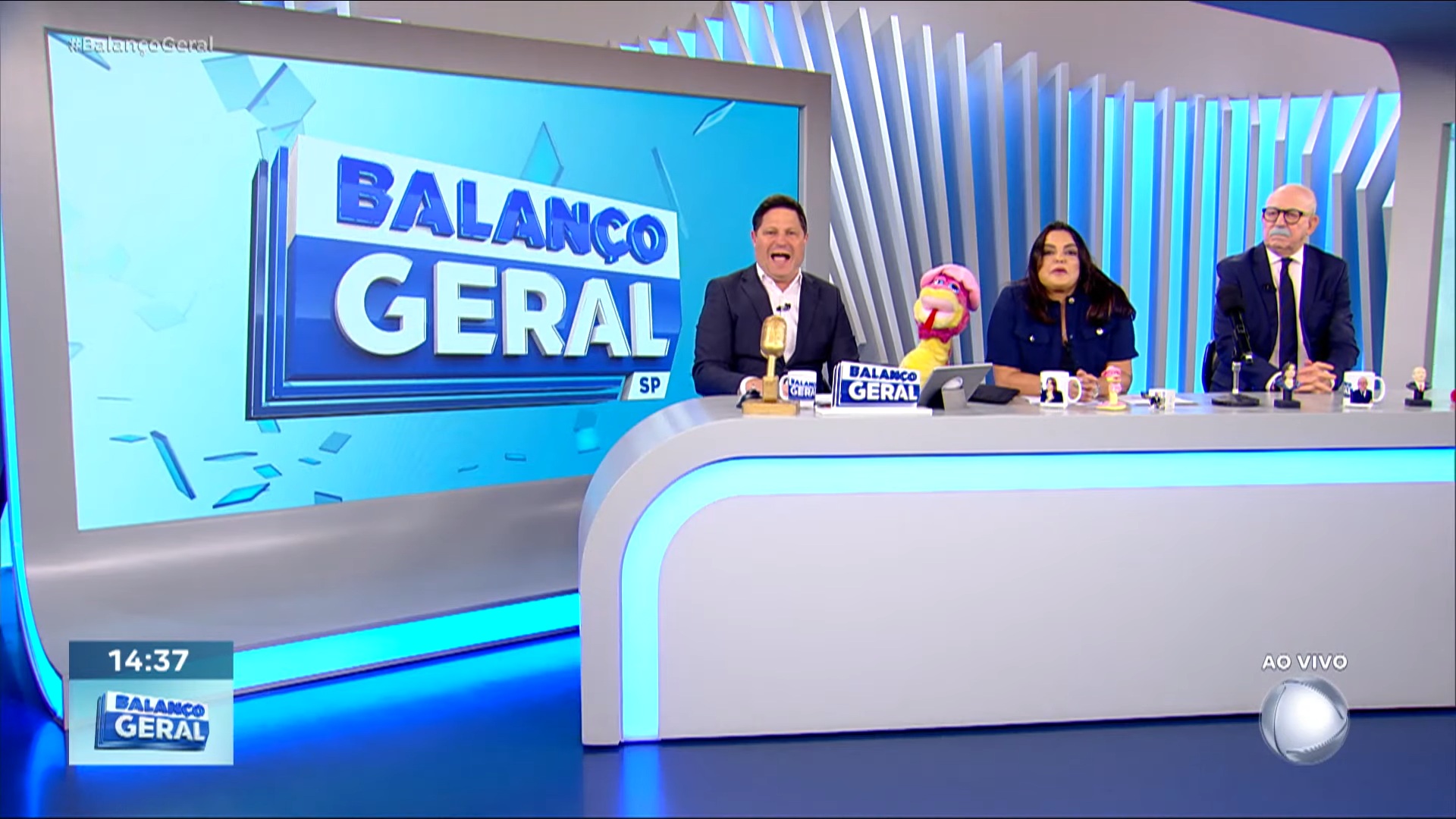 Foto de Eleandro Passaia, Fabíola Reipert e Renato Lombardi na bancada de A Hora da Venenosa