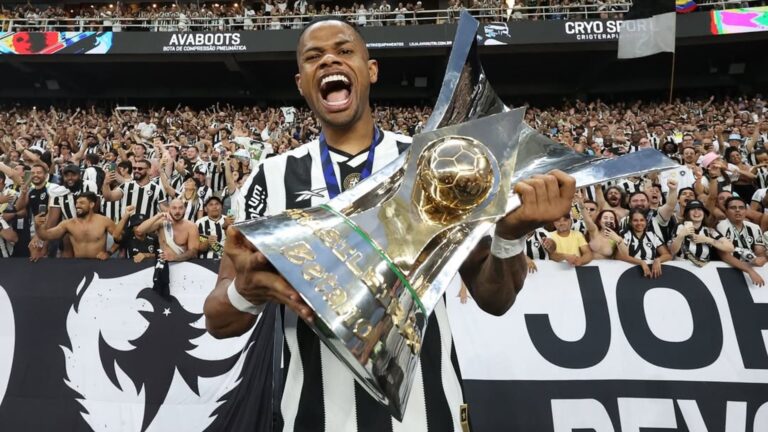 Foto de jogador do Botafogo, campeão do Brasileirão 2024, exibido na Globo