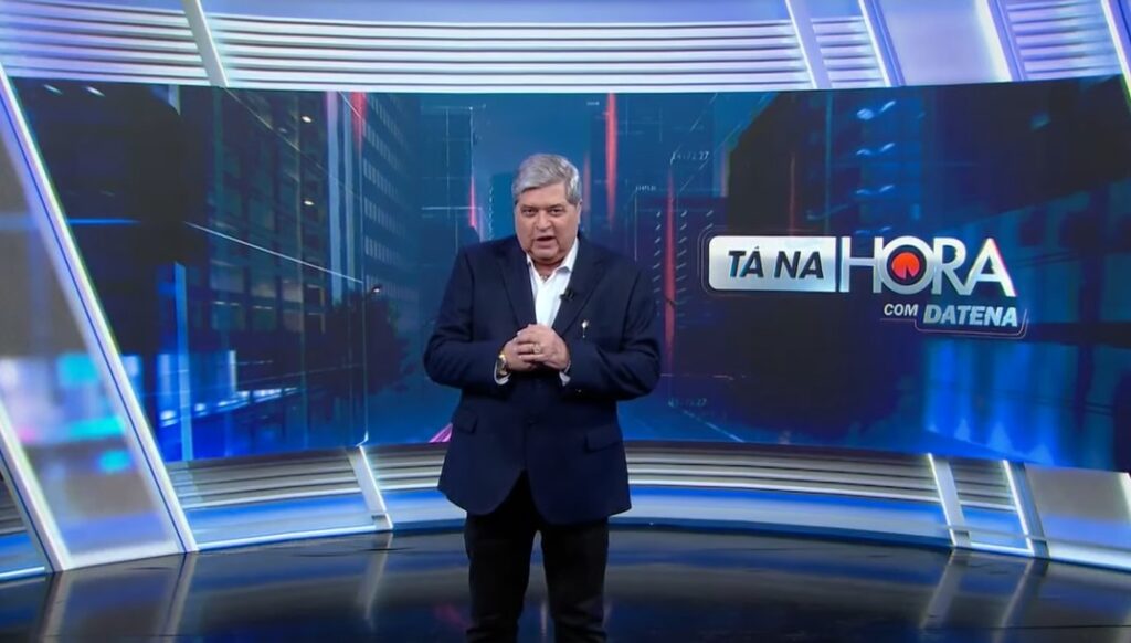 Foto de José Luiz Datena no estúdio do programa Tá na Hora