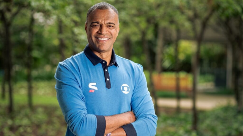 Foto de Denílson com uniforme da Globo