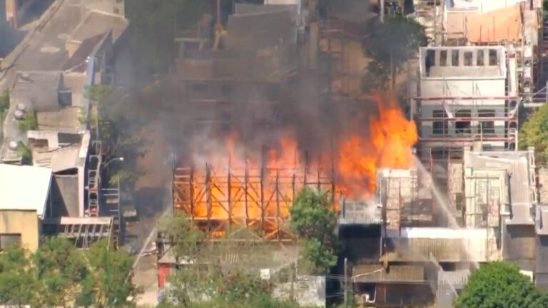 Foto de incêndio na cidade cenográfica de Dona de Mim