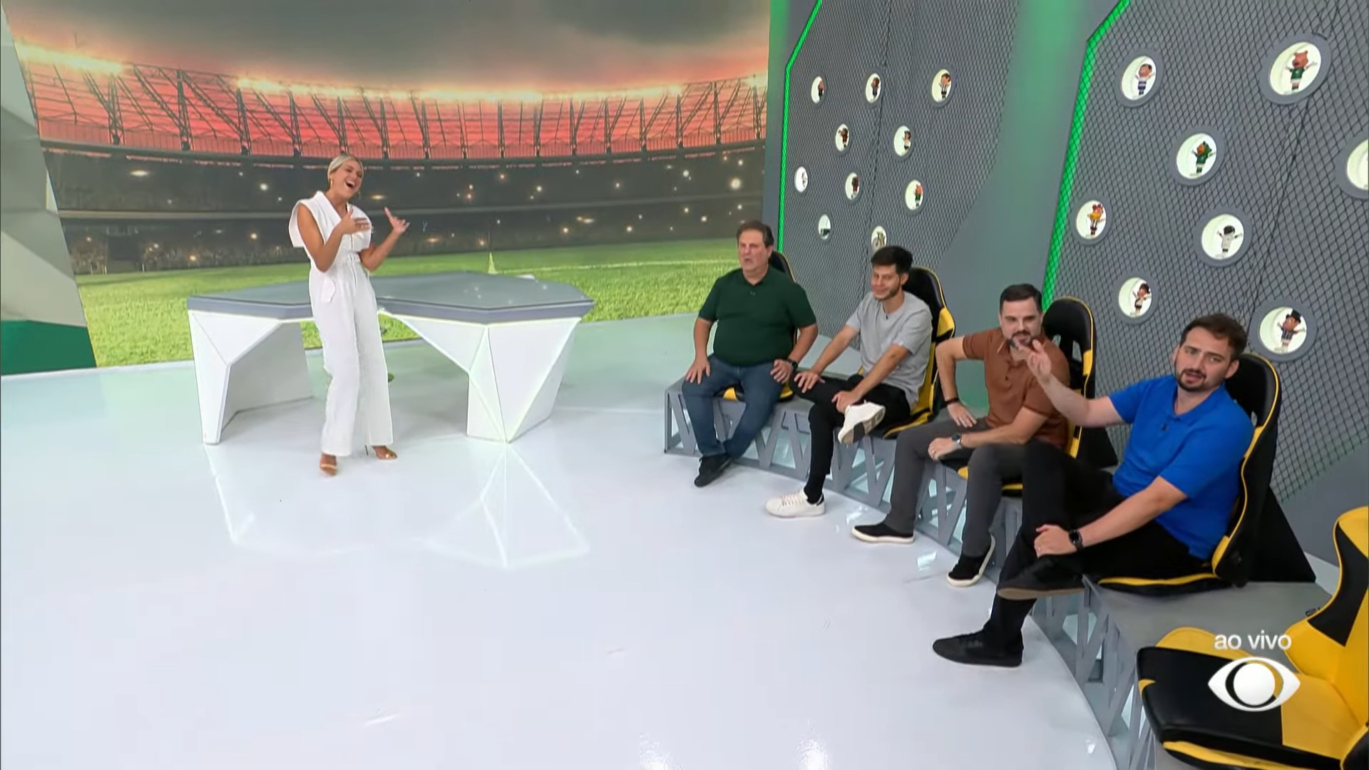 Foto de Renata Fan com o elenco do programa Jogo Aberto