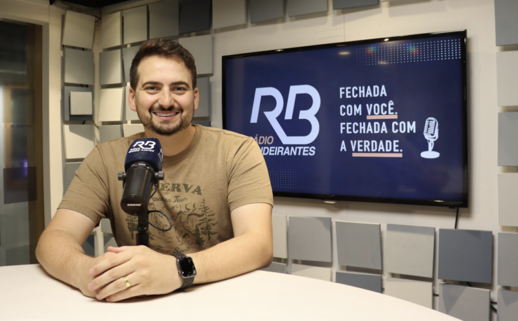 Foto de João Paulo Cappellanes, novo apresentador do Domingo Esportivo, da Rádio Bandeirantes