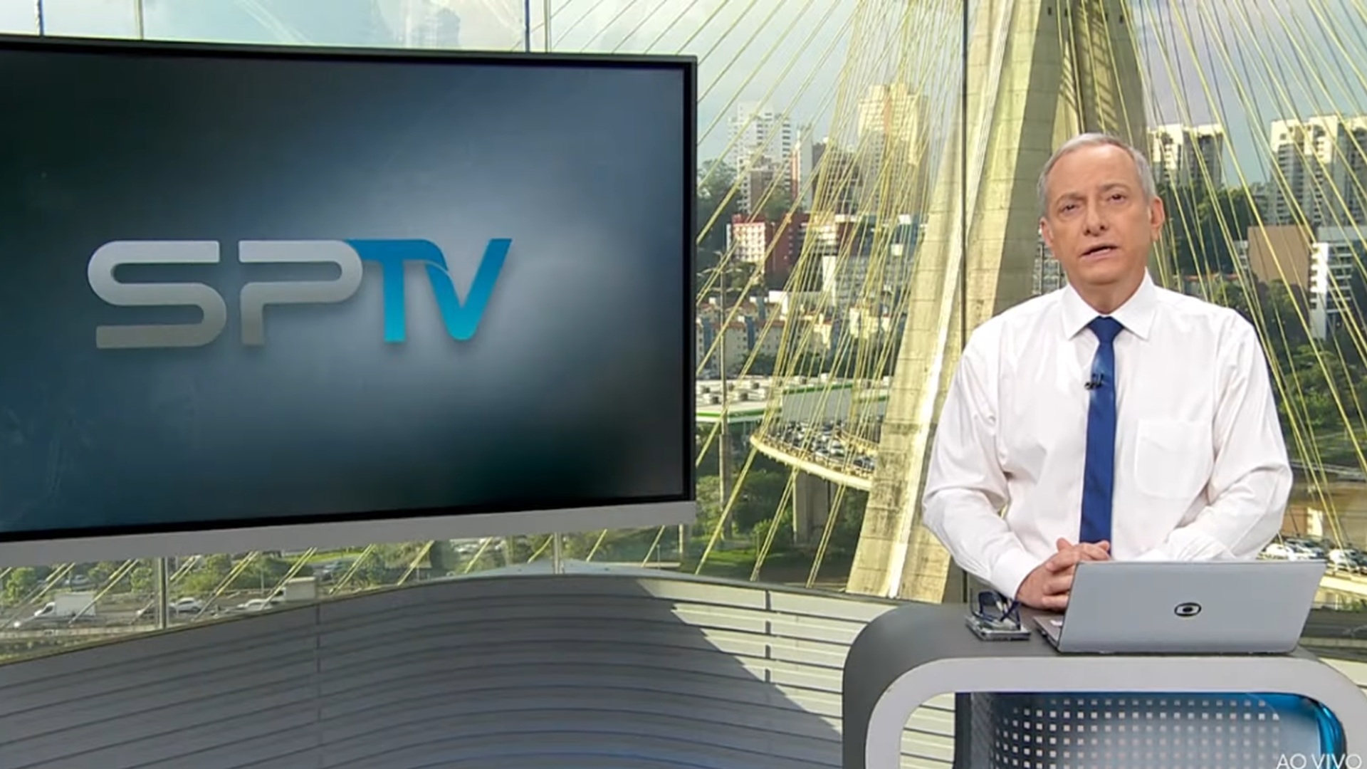 Foto de José Roberto Burnier apresentando o SPTV