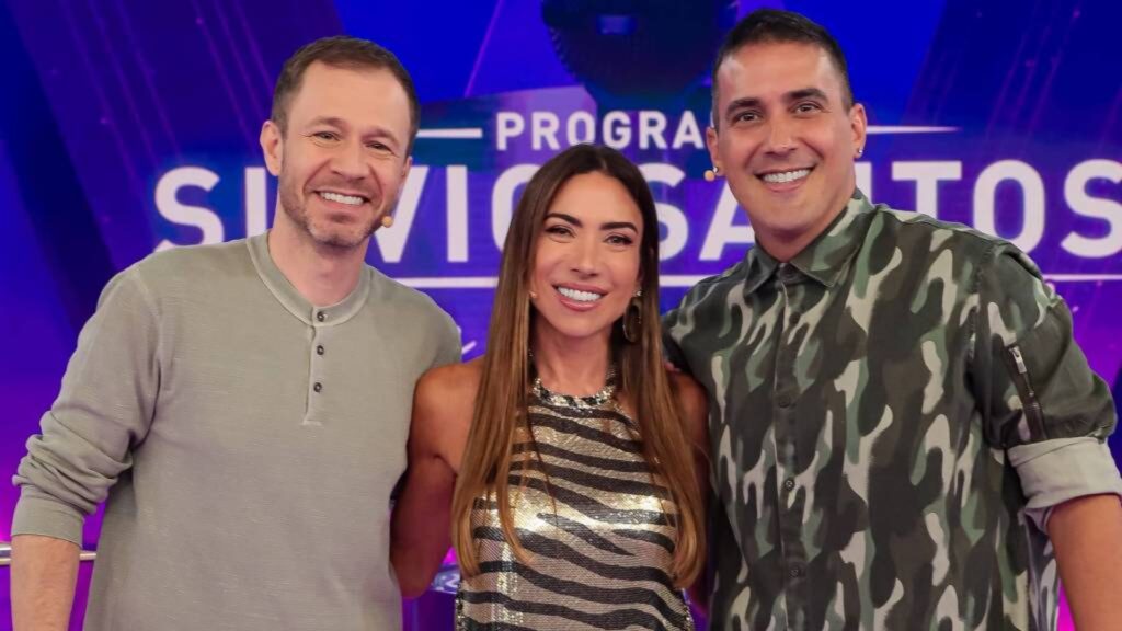 Foto de Tiago Leifert e André Marques com Patricia Abravanel