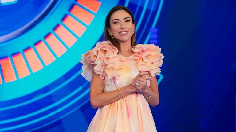 Foto da apresentadora Patricia Abravanel no comando do Programa Silvio Santos