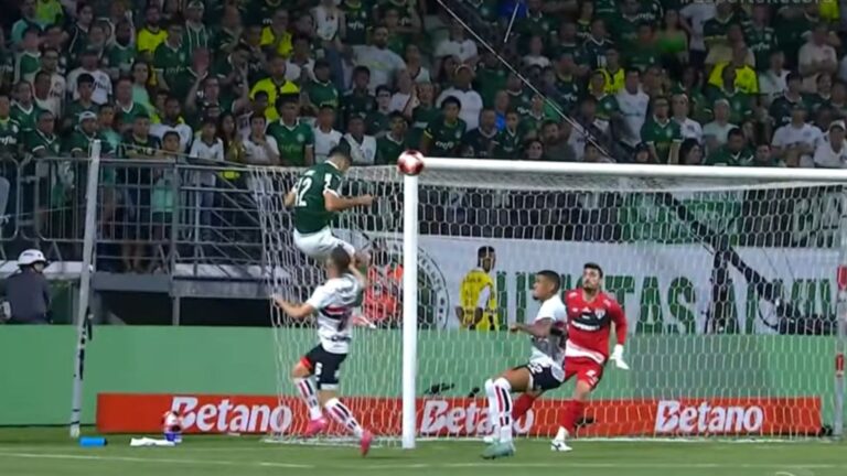 Foto de partida entre São Paulo e Palmeiras na Record