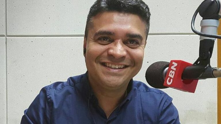 Foto de Roberto Nonato falando em microfone da CBN; jornalista é novo contratado da Jovem Pan News