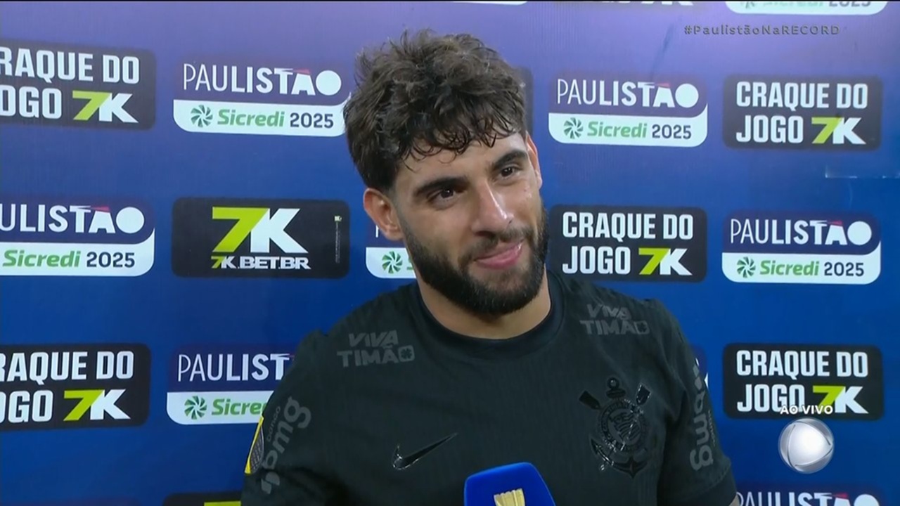 Foto do jogador Yuri Alberto recebendo o prêmio de Craque do Jogo