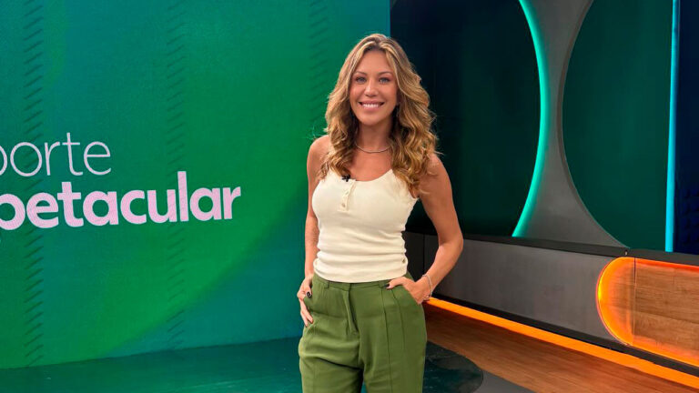 Bárbara Coelho no estúdio do programa Esporte Espetacular, sorrindo para a câmera com um fundo verde e a logo do programa ao lado