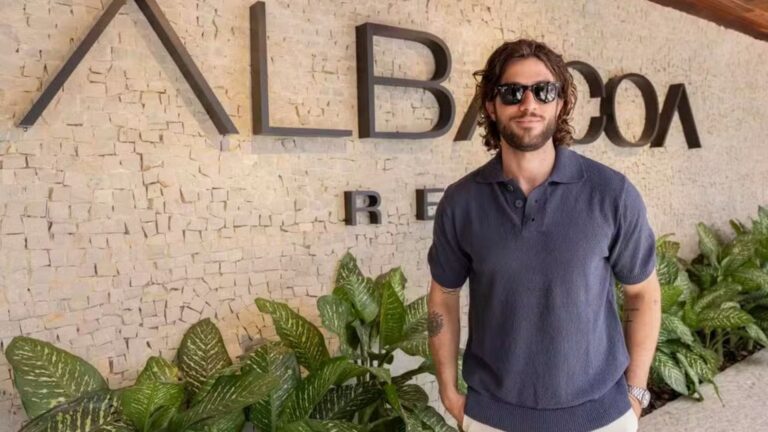 Foto de Chay Suede em frente ao resort Albacoa, de Mania de Você, nos Estúdios Globo