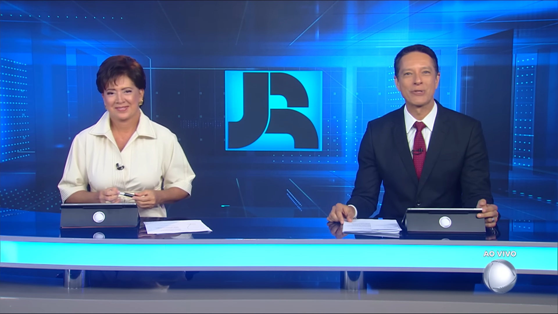 Foto de Christina Lemos e Sérgio Aguiar na bancada do Jornal da Record