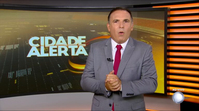 Foto do jornalista Reinaldo Gottino no estúdio do Cidade Alerta