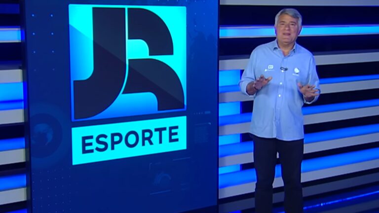 Foto de Cléber Machado apresentando o bloco esportivo do Jornal da Record