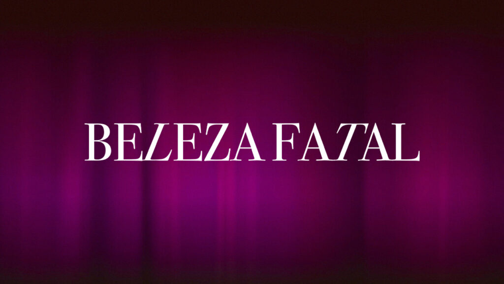 Logotipo da novela Beleza Fatal com fundo roxo iluminado e o título em fonte elegante branca no centro da imagem