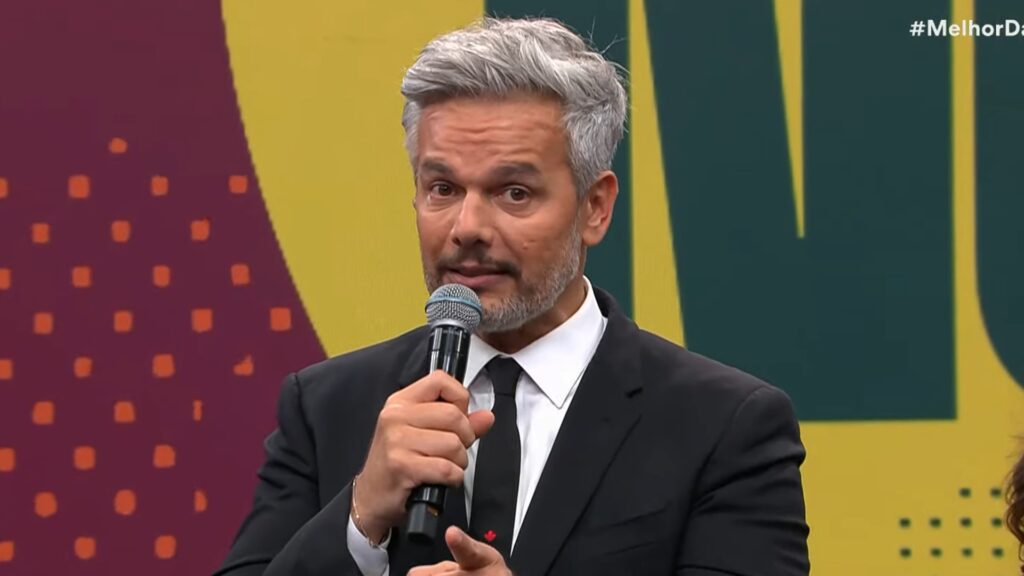 Foto do apresentador Otaviano Costa no cenário do Melhor da Noite