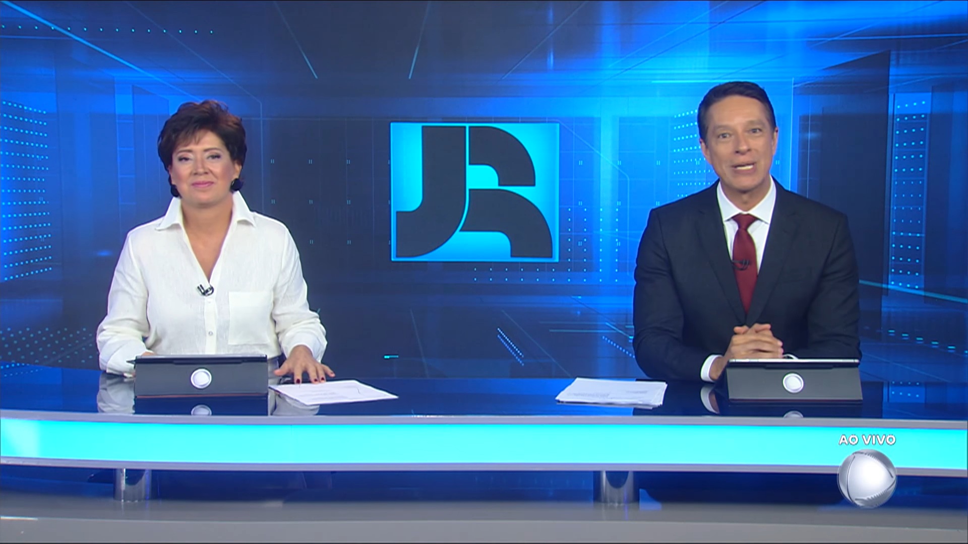 Foto de Christina Lemos e Sérgio Aguiar na bancada do Jornal da Record