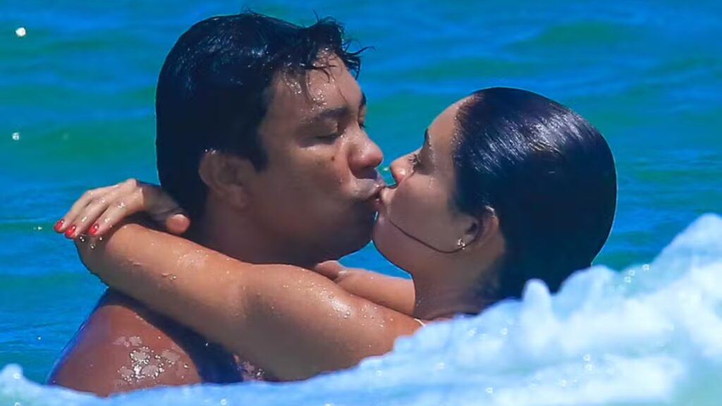 Foto de Sophie Charlotte e Xamã se beijando no mar