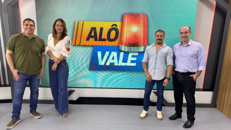Foto de Giuliano Marcos e da direção da TH+ no estúdio do Alô Vale